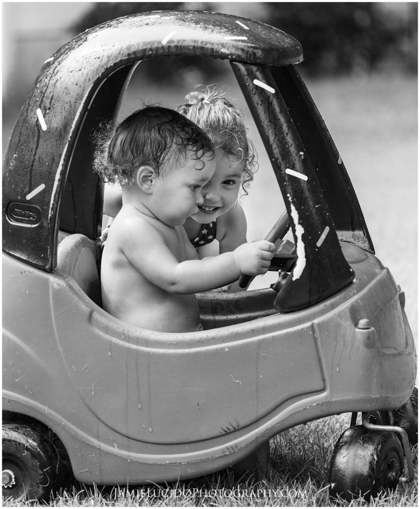 children play, cozy coupe, sibling love, black and white photos, backyard photos, summertime photo ideas, family photography