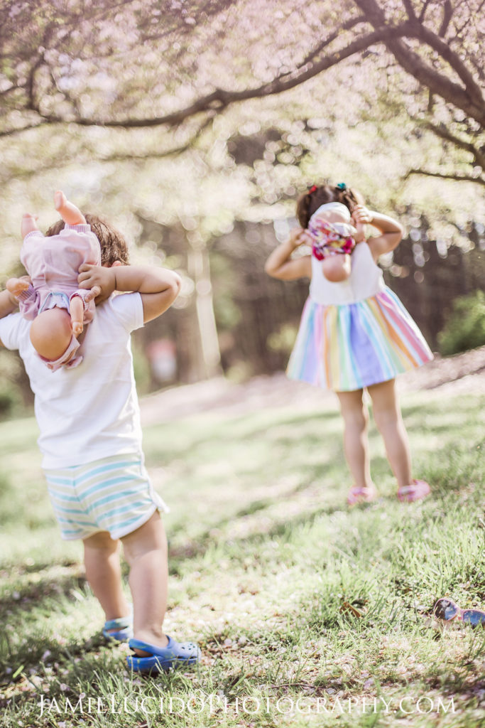 children, lifestyle photography, documentary photography, free lensing, children in spring, spring blooms, family photography