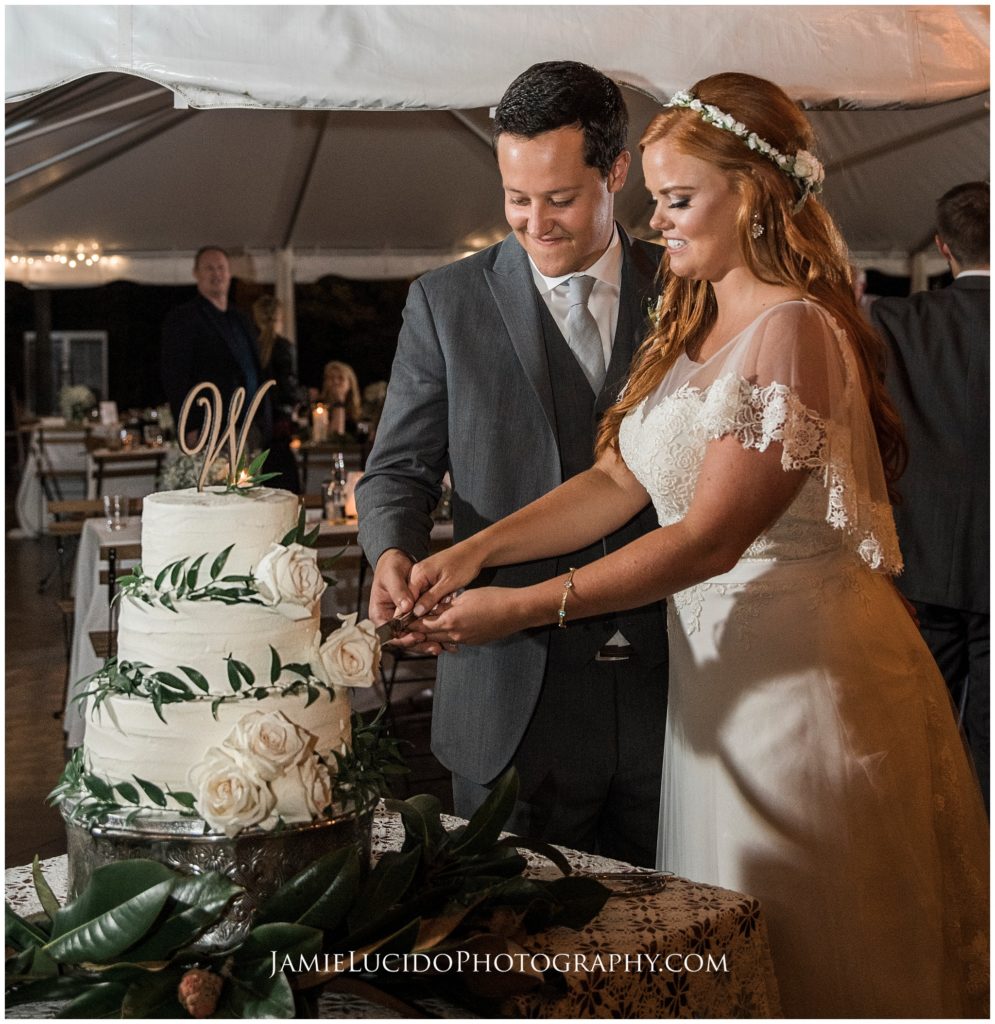 bride and groom, cut the wedding cake, wedding cake, real wedding, documentary photography, nighttime photography