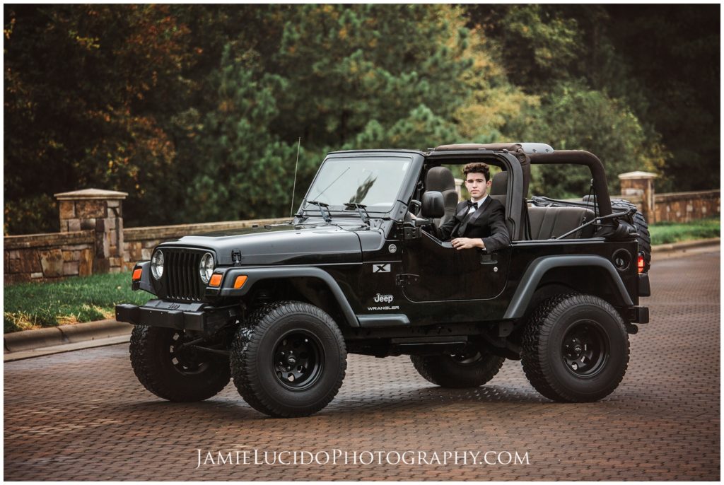 senior portrait in jeep, senior in new car, jeep portrait, black jeep, class of 2018, portrait with car