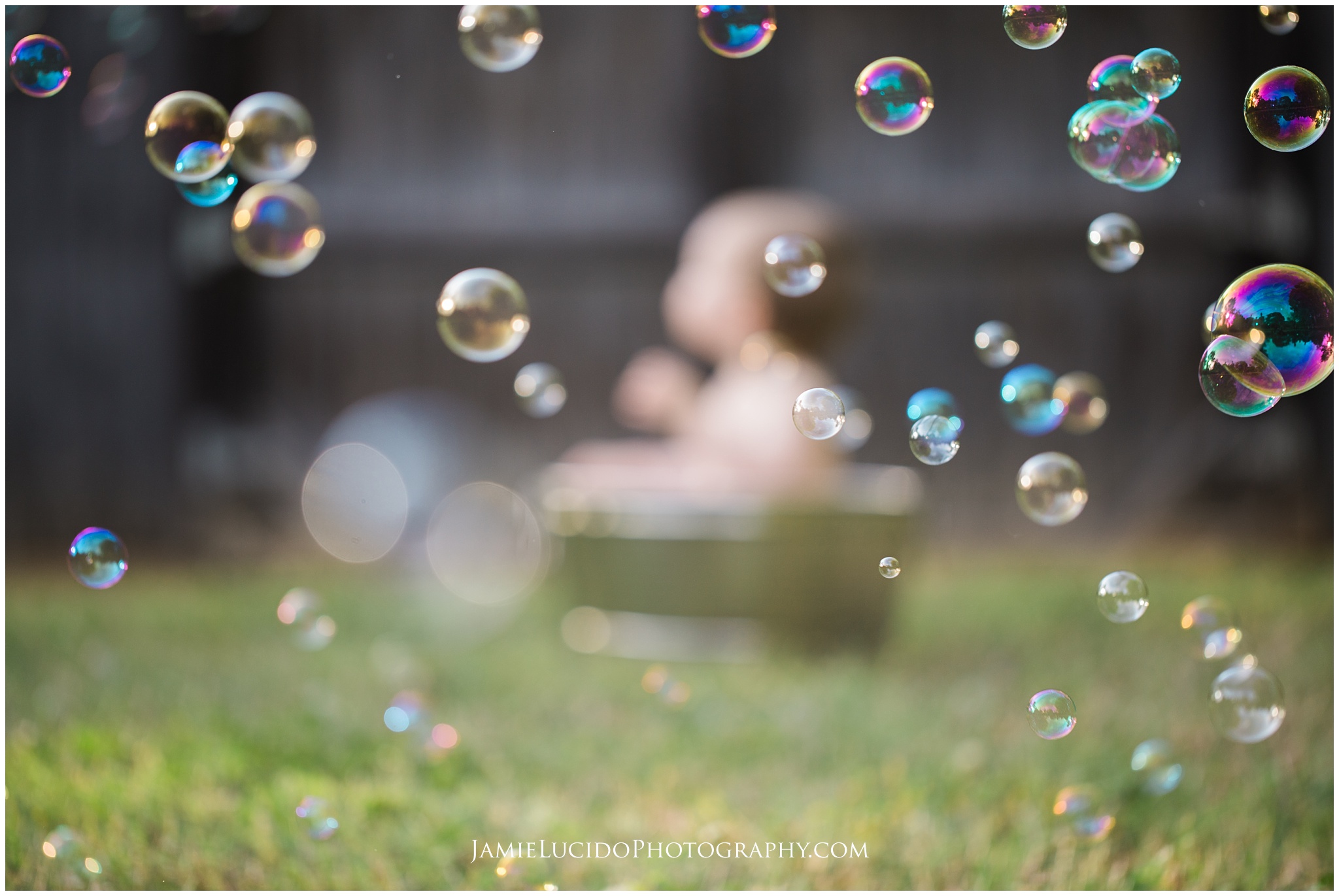 bubbles, outdoor bath, bubble bath, lifestyle photographer, first birthday cake smash, birthday clean up, bubble bath with baby