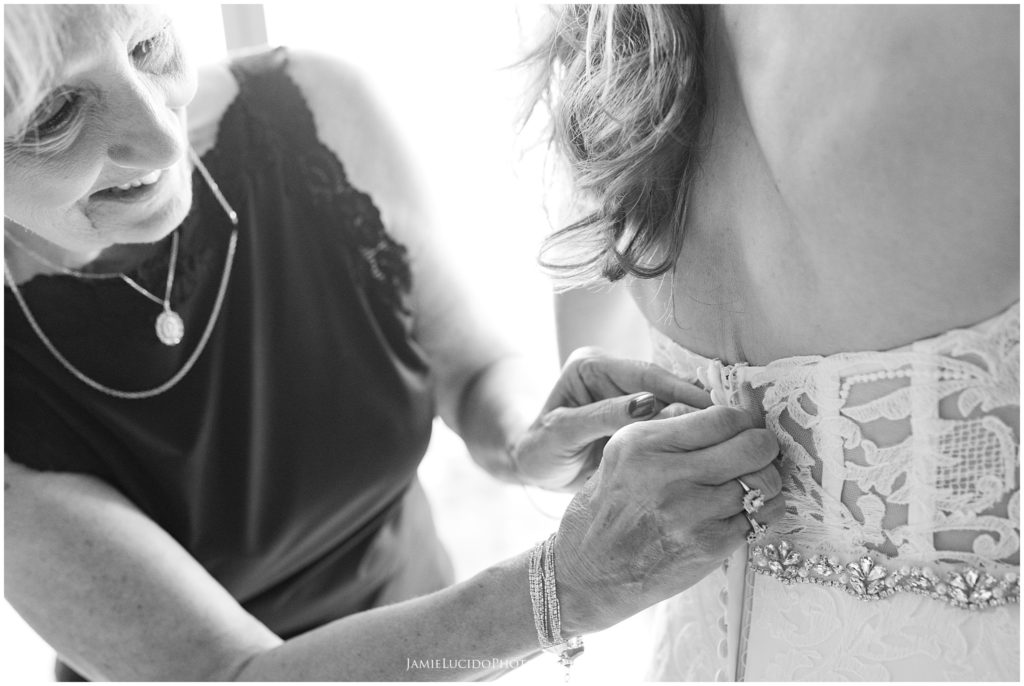 mother of the bride, wedding day preparation, wedding photography