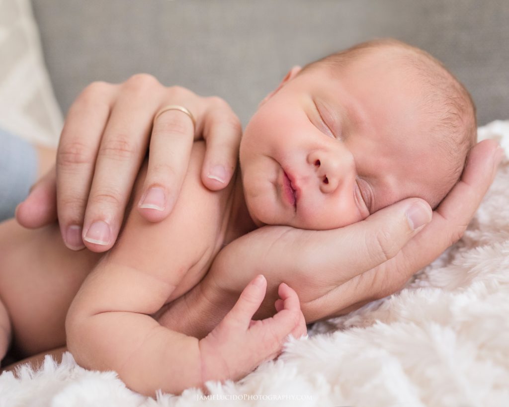 baby in dad's hands, lifestyle photography, newborn baby, baby pictures