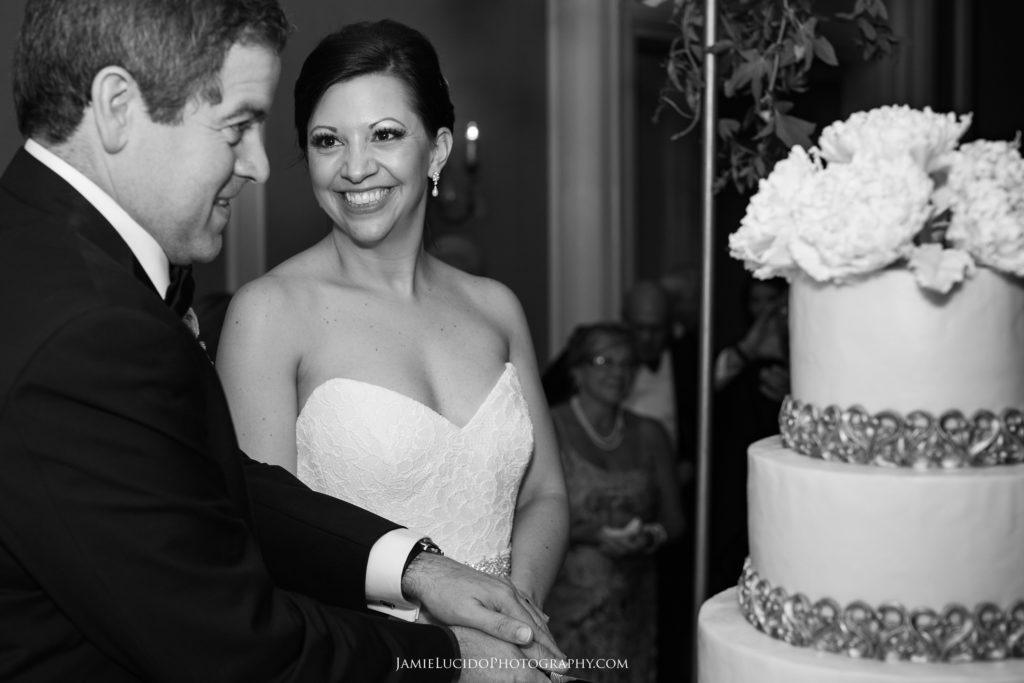 cut the cake, wedding cake, must have wedding photos, charlotte wedding photographer