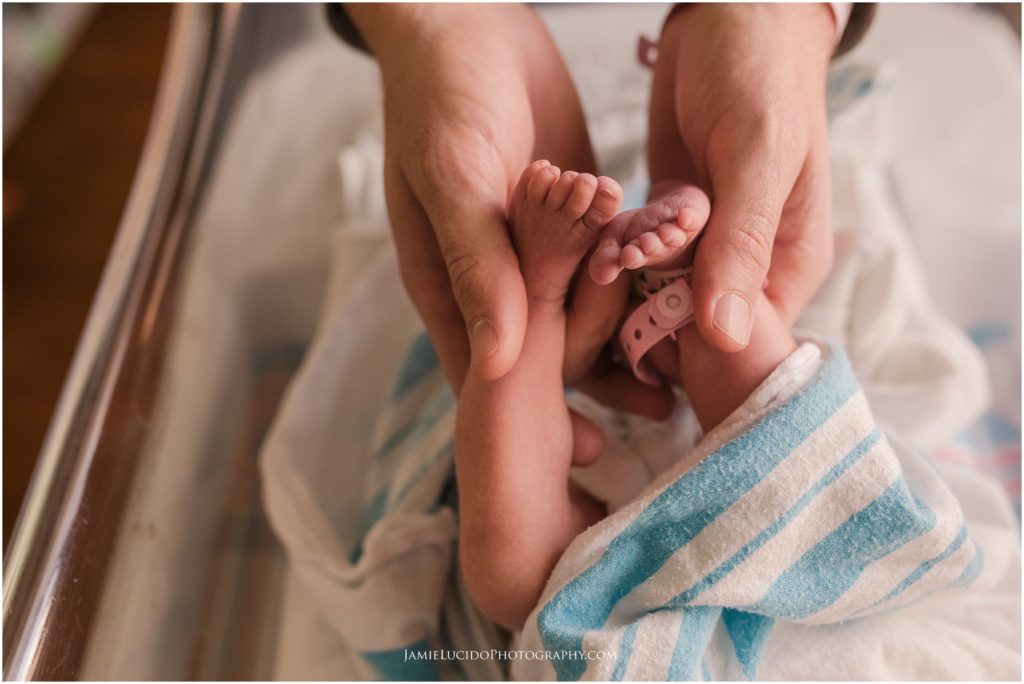 newborn feet, hospital photography